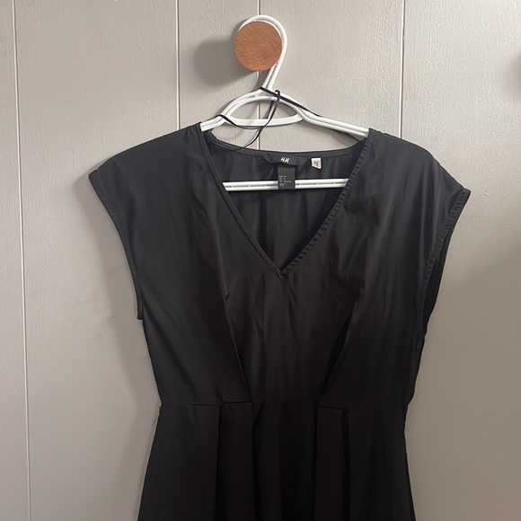 H&M Silk Cinched Waist Black Dress Size 4 - Picture 2 of 4